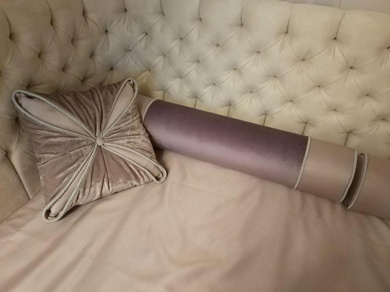 Фотосъемка интерьера - диванные подушки крупным планом
